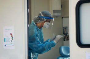 Υγειονομικός διενεργεί rapid test για κορωνοϊό (ΦΩΤΟ ΑΡΧΕΙΟΥ) - 2.919 κρούσματα σήμερα Τρίτη 14 Σεπτεμβρίου 2021 ανακοίνωσε ο ΕΟΔΥ, δίνοντας στη δημοσιότητα τους πίνακες με την κατανομή