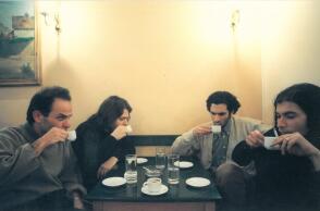 Ο Μάνος Πυροβολάκης και το συγκρότημα Κινούμενα Σχέδια πίνουν καφέ