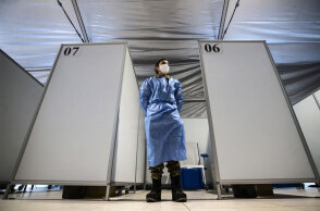 Υγειονομικός σε εμβολιαστικό κέντρο στην Ιταλία (ΦΩΤΟ ΑΡΧΕΙΟΥ) - Η κυβέρνηση Ντράγκι σχεδιάζει να κάνει υποχρεωτικό το «πράσινο πάσο» για τον κορωνοϊό στους εργαζόμενους