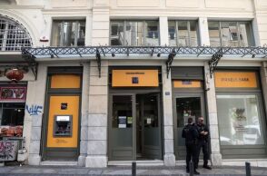 Ληστεία σε υποκατάστημα τράπεζας, στην οδό Μητροπόλεως 53, στην Αθήνα