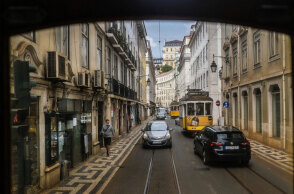 Αυτοκίνητα και συρμοί του Τραμ στη Λισαβόνα (ΦΩΤΟ ΑΡΧΕΙΟΥ) - Η Πορτογαλία έχει εμβολιάσει πλήρως για κορωνοϊό το 80% του πληθυσμού της