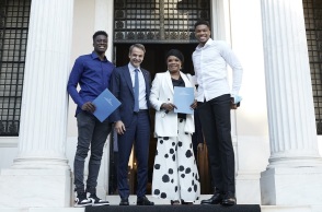 Έλληνες πολιτογραφήθηκαν η Βερόνικα και ο Άλεξ Αντετοκούνμπο 