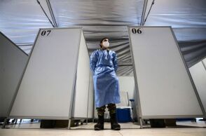 Υγειονομικός σε εμβολιαστικό κέντρο στην Γαλλία