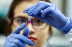 Υγειονομικός στο εργαστήριο κατά τη διάρκεια ελέγχου για τεστ αντισωμάτων για τον κορωνοϊό (ΦΩΤΟ ΑΡΧΕΙΟΥ)