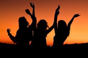 Οι σιλουέτες τριών κοριτσιών