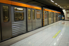 Συρμός του Μετρό (ΦΩΤΟ ΑΡΧΕΙΟΥ) - Δεν προσεγγίζουν το αεροδρόμιο σήμερα Παρασκευή 17 Σεπτεμβρίου 2021 και αύριο Σάββατο οι συρμοί, ενώ το ίδιο ισχύει και με τον Προαστιακό Σιδηρόδρομο