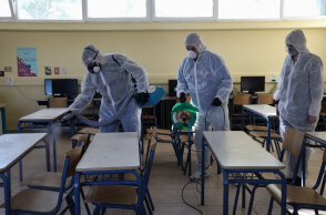 Απολύμανση για κορωνοϊό σε σχολείο (ΦΩΤΟ ΑΡΧΕΙΟΥ) - Τρίτη δόση για όλους τους επόμενες μήνες, σύμφωνα με τη Ματίνα Παγώνη
