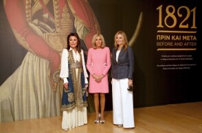 Στο Μουσείο Μπενάκη η Μπριζίτ Μακρόν συνοδευόμενη από τη Μαρέβα Γκραμπόφσκι-Μητσοτάκη και τη Γιάννα Αγγελοπούλου-Δασκαλάκη