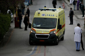 Ασθενοφόρο του ΕΚΑΒ (ΦΩΤΟ ΑΡΧΕΙΟΥ) - 6χρονος στην Πάτρα διασωληνώθηκε στη ΜΕΘ μετά από ατύχημα με καρτ