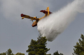 Αεροσκάφος Canadair επιχειρεί σε δασική πυρκαγιά