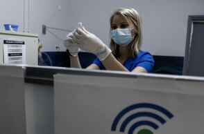 Υγειονομικός ετοιμάζει εμβόλιο για τον κορωνοϊό (ΦΩΤΟ ΑΡΧΕΙΟΥ) - Ανακοινώσεις τη Δευτέρα 20 Σεπτεμβρίου 2021 για το ποιοι κάνουν την τρίτη δόση από εμβόλιο κατά της Covid-19