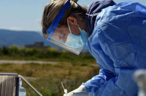 Υγειονομικός από κινητό κλιμάκιο του ΕΟΔΥ διενεργεί δωρεάν rapid test για κορωνοϊό (ΦΩΤΟ ΑΡΧΕΙΟΥ) - Σε 35 σημεία σήμερα Κυριακή 19 Σεπτεμβρίου 2021