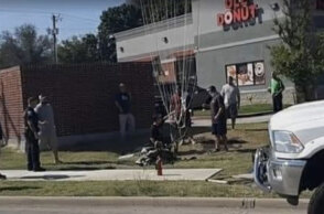 Συντριβή αεροσκάφους σε σπίτια στο Τέξας - Το αλεξίπτωτο που χρησιμοποίησε ο ένας από τους δύο πιλότους