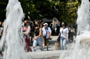 Πολίτες με μάσκα για τον κορωνοϊό στο Σύνταγμα (ΦΩΤΟ ΑΡΧΕΙΟΥ) - Έντονη ζέστη είχε ο καιρός σήμερα Κυριακή 19 Σεπτεμβρίου 2021