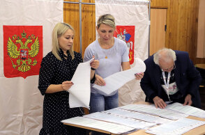 Εκλογές στη Ρωσία: Μέλη της εφορευτικής επιτροπής σε εκλογικό κέντρο στη Μόσχα