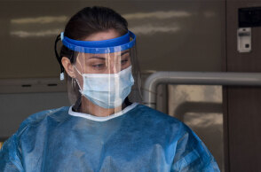 Νοσηλεύτρια με μάσκα για τον κορωνοϊό (ΦΩΤΟ ΑΡΧΕΙΟΥ) - Η πλατφόρμα των ραντεβού για την τρίτη δόση εμβολίου ανοίγει στις 30 Σεπτεμβρίου 2021 - Αφορά άτομα ηλικίας άνω των 60 ετών και υγειονομικούς