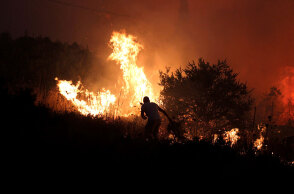 Δασική πυρκαγιά (ΦΩΤΟ ΑΡΧΕΙΟΥ) - Δύσκολη νύχτα στη Νέα Μάκρη όπου εκδηλώθηκε μεγάλη φωτιά κοντά στο μοναστήρι του Αγίου Εφραίμ και την περιοχή Λιβίσι, μπαίνοντας μέσα στον αστικό ιστό