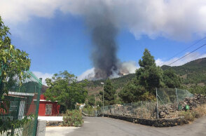 Στήλη πυκνού μαύρου καπνού και στάχτης στη νήσο Λα Πάλμα μετά την έκρηξη του ηφαιστείου στην Ισπανία