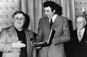 Ο Μίκης Θεοδωράκης δείχνει το βραβείο του στον Μάνο Χατζιδάκι, Ίδρυμα Ωνάση, Φεβρουάριος 1977