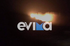 Εύβοια: Η φωτιά που καίει σε δύσβατο σημείο στην Κάρυστο