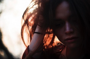 Μια κοπέλα.