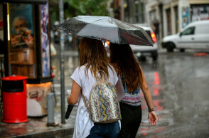 Κοπέλες με ομπρέλα στη βροχή (ΦΩΤΟ ΑΡΧΕΙΟΥ) - Ο καιρός αύριο Τετάρτη 22 Σεπτεμβρίου 2021 έχει βροχές και πτώση της θερμοκρασίας