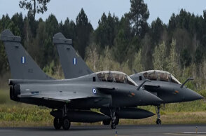 Τα δύο πρώτα ελληνικά μαχητικά Rafale σε γαλλική στρατιωτική βάση, έτοιμα να απογειωθούν