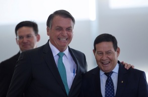 O πρόεδρος της Βραζιλίας Ζάιχ Μπολσονάρου με στέλεχος της κυβέρνησης του