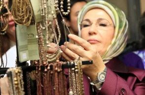 Η Εμινέ Ερντογάν με το ρολόι «Happy Diamonds» του luxury οίκου Chopard, αξίας 30.000 ευρώ στη Νέα Υόρκη