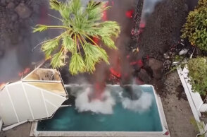 Η στιγμή που η λάβα από το ηφαίστειο στη νήσο Λα Πάλμα της Ισπανίας καταλήγει σε πισίνα