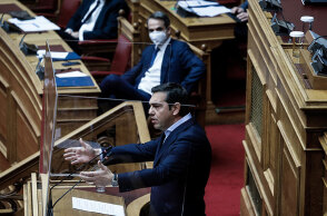 Αλέξης Τσίπρας και Κυριάκος Μητσοτάκης στη Βουλή (ΦΩΤΟ ΑΡΧΕΙΟΥ)