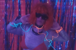 Η τραγουδίστρια Billie Supernatural με κόκκινη περούκα