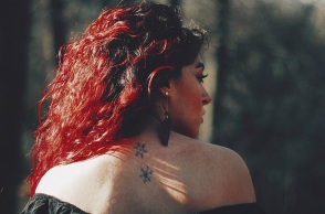 Η πλάτη ενός κοριτσιού.