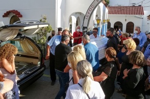 H κηδεία της 32χρονης Δώρας που δολοφονήθηκε απο τον πρώην σύντροφο της