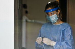 Υγειονομικός ετοιμάζει self test για κορωνοϊό