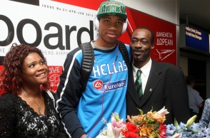 Ο Γιάννης Αντετοκούνμπο με τους γονείς του