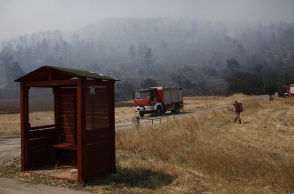 Πυροσβέστες επιχειρούν σε πυρκαγιά
