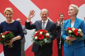 Ο Olaf Scholz, η Franziska Giffey και η Manuela Schwesig ποζάρουν μετά τις δηλώσεις προς τα μέσα ενημέρωσης μετά τις εκλογές στη Γερμανία