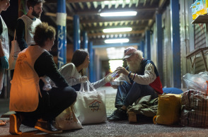 Η Μαριάννα μοιράζει αγάπη στους άστεγους της Αθήνας