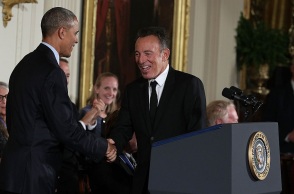 O Μπαράκ Ομπάμα και ο Μπρους Σπρινγκστιν κατά την απονομή του προεδρικού μεταλλίου της Ελευθερίας 
