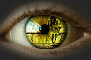 Οφθαλμός ματιού στον οποίο διαφαίνεται γυναίκα