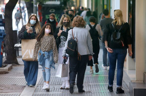 Κοπέλες με μάσκα για τον κορωνοϊό (ΦΩΤΟ ΑΡΧΕΙΟΥ) - Τα κρούσματα σήμερα Δευτέρα 27 Σεπτεμβρίου 2021 ανακοίνωσε ο ΕΟΔΥ