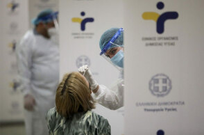 Υγειονομικός κάνει δωρεάν rapid test για κορωνοϊό σε πολίτη στον σταθμό Μετρό «Σύνταγμα» (ΦΩΤΟ ΑΡΧΕΙΟΥ) - Σε 162 σημεία τα κινητά κλιμάκια την Τρίτη 28 Σεπτεμβρίου 2021