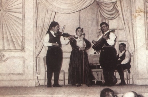 Ο βιολιστής Γιώργος Κονιτόπουλος, η Ειρήνη Κονιτοπούλου Λεγάκη και ο λαουτιέρης Φυρογένης στο Παλλάς