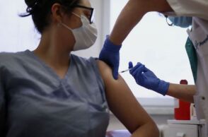 Υγειονομικός εμβολιάζεται για τον κορωνοϊό (ΦΩΤΟ ΑΡΧΕΙΟΥ) - Στις 30 Σεπτεμβρίου ανοίγει η πλατφόρμα των ραντεβού για την τρίτη δόση εμβολίου σε υγειονομικούς