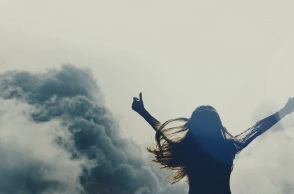 Μια κοπέλα με τα χέρια ανοιχτά.