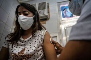 Γυναίκα εμβολιάζεται στην Κούβα