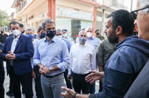 Ο πρωθυπουργός Κυριάκος Μητσοτάκης στο Αρκαλοχώρι συνομιλεί με σεισμοπαθείς