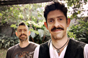 Οι Βραζιλιάνοι δημιουργοί του πολυβραβευμένου κόμικ «Daytripper» (εκδ. Οξύ) Fábio Moon και Gabriel Bá