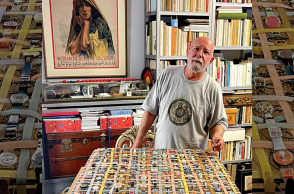 Ο Μάριος Βουτσινάς μπροστά από το έργο με τα 280 ρολόγια Swatch